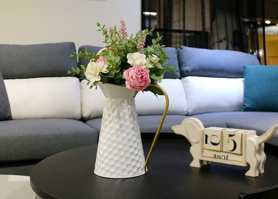 This smash-proof vase