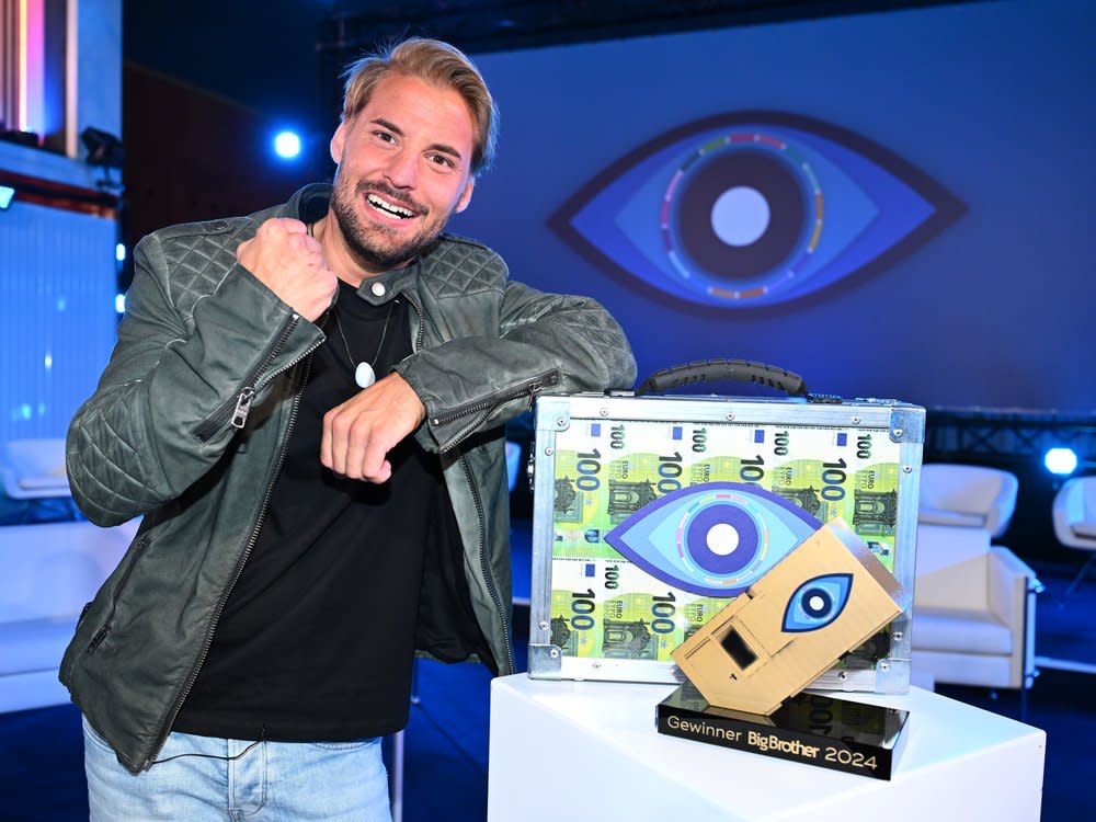 "Big Brother"-Kandidat Marcus nahm am Ende der Show die 100.000 Euro Preisgeld entgegen. (Bild: Seven.One/Willi Weber)