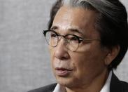 El diseñador de modas Kenzo Takada durante una entrevista en Tokio el 5 de octubre de 2019. La familia de Takada informó el domingo 4 de octubre de 2020 que Takada falleció por complicaciones de COVID-19 en un hospital de Neuilly-sur-Seine, cerca de París. Tenía 81 años. (Kyodo News via AP)