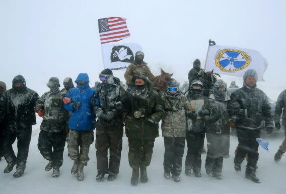 Tribus indígenas, activistas medioambientales y amplios grupos sociales han realizado protestas contra el proyecto de oleoducto Dakota Access, acciones que previsiblemente continuarán tras la orden ejecutiva de Trump para impulsar esa controvertida obra. (Reuters)