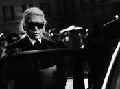 <p>1938 – oder doch eher 1935? So genau weiß man gar nicht, wie alt Herr Lagerfeld wirklich ist. Im Jahr 2008 wurden Auszüge aus dem Taufregister veröffentlicht, die seinen Geburtstag auf das Jahr 1933 datieren. Zugegeben hat er das zwar nicht, aber die Beweislage spricht sehr dafür, dass letzterer Jahrgang wohl der richtige ist. (Bild: Getty Images)</p>