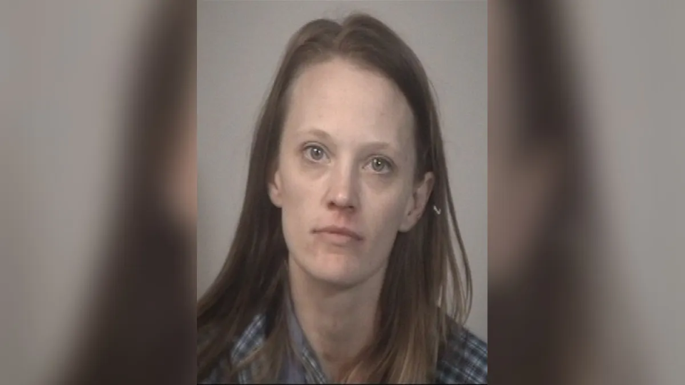 Candyce Leigh Carter (35) fue detenida por puesta en peligro a menores y posesión de estupefacientes (Spotsylvania Sheriff’s Office)