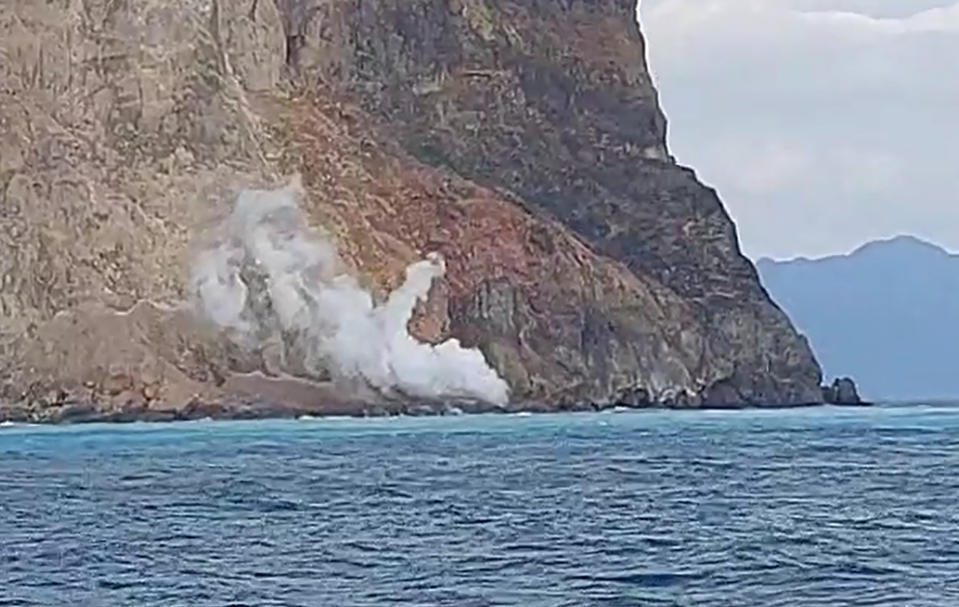 龜山島龜首海域28日噴出大量磺煙，交通部觀光局東北角暨宜蘭海岸國家風景區管理處駐警隊隊長許源豊指出，因前幾天有地震，導致龜山島龜首土石鬆散，上午有落石掉落，疑砸中海底的磺煙洞口，才會導致大量磺煙噴出。（中央社／宏棋號賞鯨船解說員簡逢均提供）