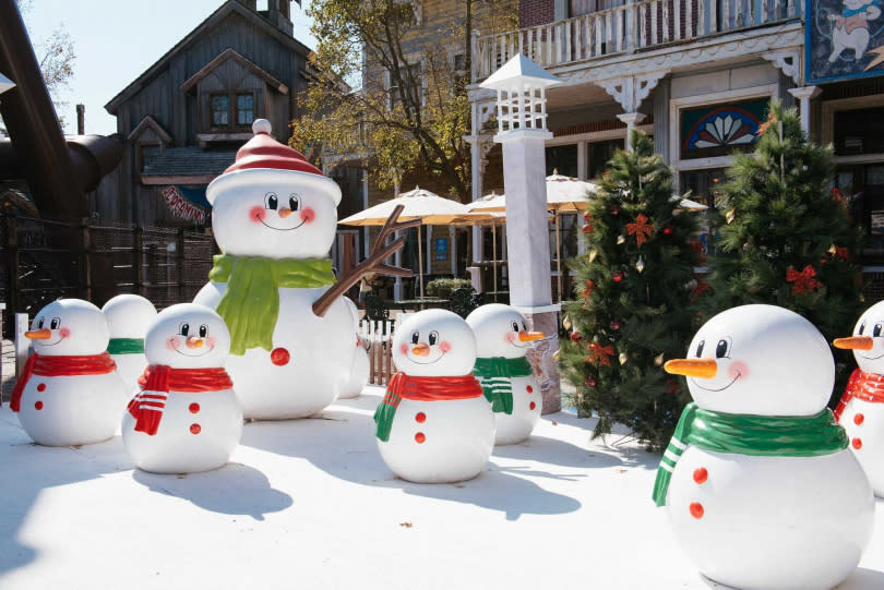 園區內的歡樂白雪耶誕村。(圖／六福村主題遊樂園提供) 