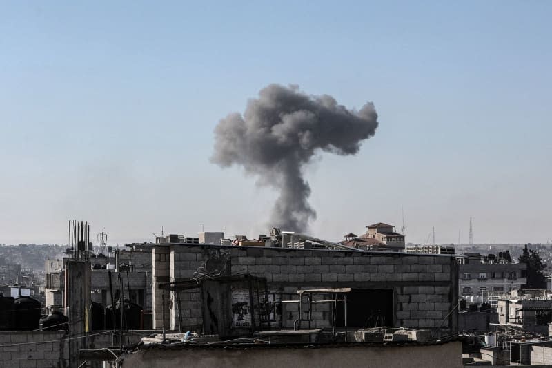 Smoke rises following Israeli air strikes on Al-Jeneina and Al-Salam neighbourhoods. Abed Rahim Khatib/dpa