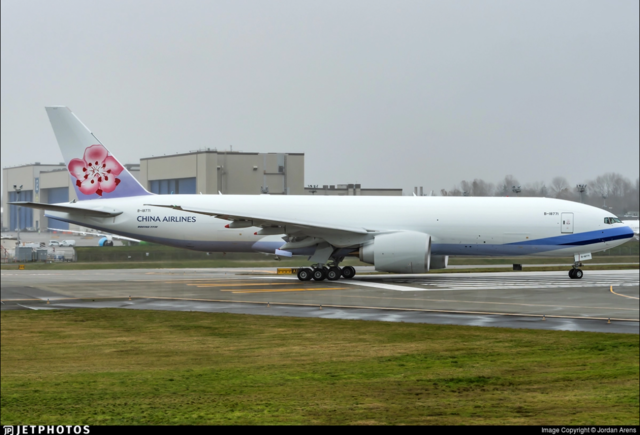 華航「CHINA」縮水改移到機尾。(翻攝/JETPHOTOS網站)