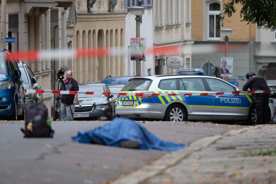 La sparatorio è avvenuta nel quartiere Paulus, proprio durante la festività di Jom Kippur. "Chiediamo alle persone di rimanere al sicuro nelle loro case", ha detto un portavoce della polizia. (Photo by Sebastian Willnow/picture alliance via Getty Images)