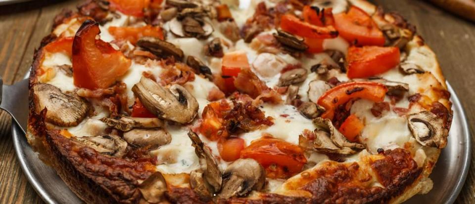 Sarducci’s offers thin crust, low carb crust and the classic pan pizza. Sarducci's