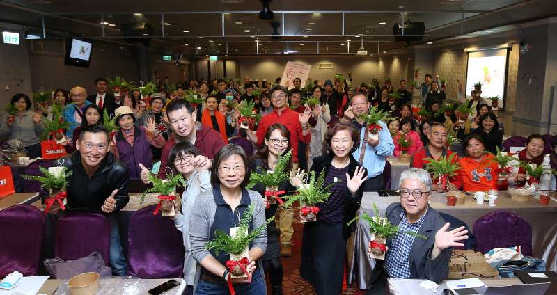 富邦人壽舉辦「新手失智家庭分享會」，透過專業分享與喘息手作，減輕新手失智照護者的壓力。(圖／富邦人壽提供)