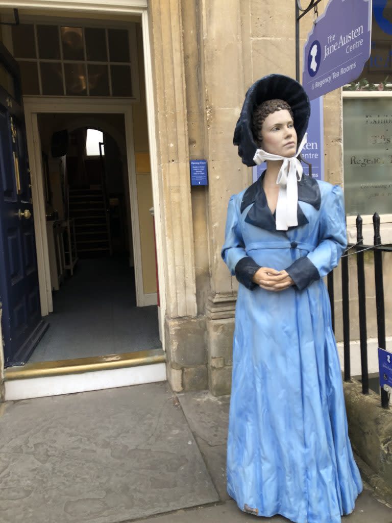 珍的塑像就站在「珍·奧斯汀遊客中心」門口，她仰起那張聰慧美麗的臉龐，看向巴斯的天空。