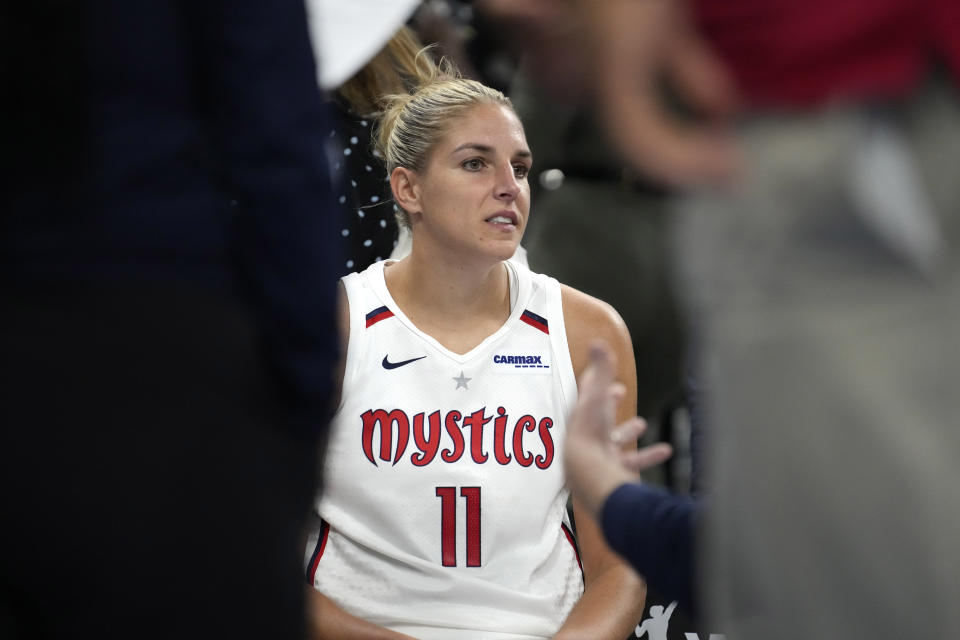 Washington Mystics & # 39;  Elena Delle Donne listens to head coach Eric Thibault during a WNBA basketball game against the Chicago Sky on Thursday, June 22, 2023 in Chicago.  (AP Photo/Charles Rex Arbogast)