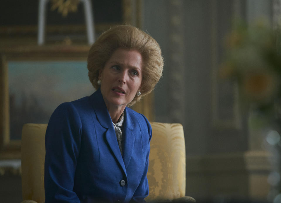 En esta imagen difundida por Netflix, Gillian Anderson en una escena de "The Crown". La cuarta temporada de la serie se estrena el domingo 15 de noviembre del 2020. (Des Willie/Netflix via AP)