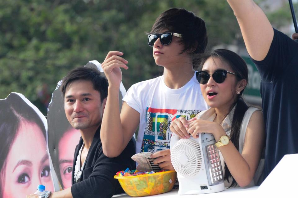 Kathryn Bernardo and Daniel Padilla are seen together at the float of the MMFF 2012 entry, "Sisterekas" during the 2012 Metro Manila Film Festival Parade of Stars on 23 December 2012. (Angela Galia/NPPA Images)