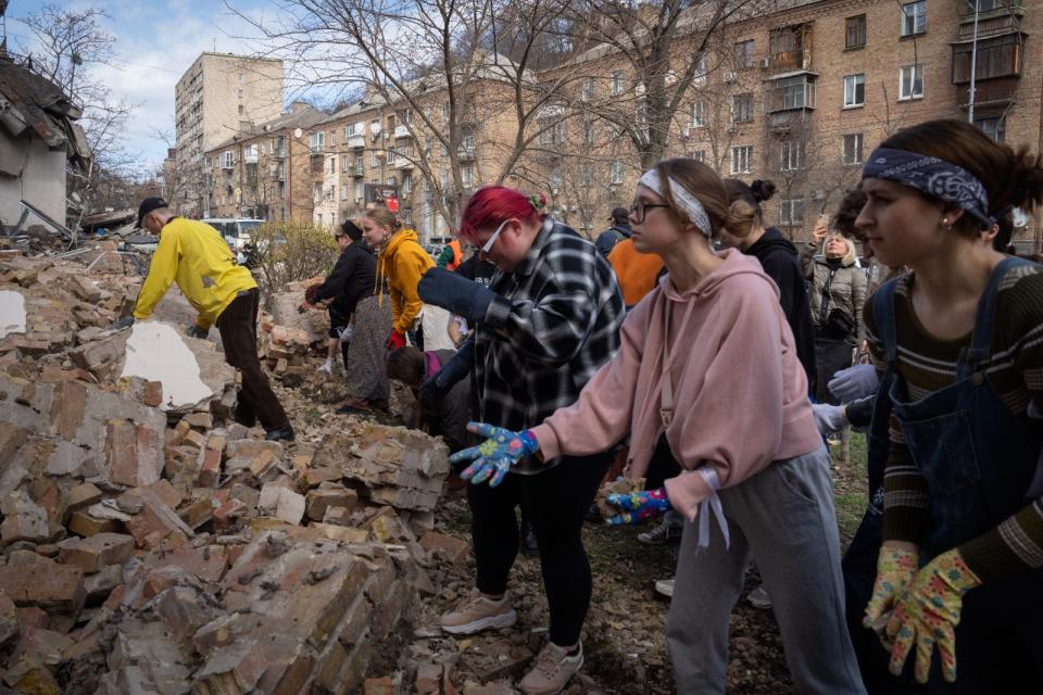 2024年3月30日，在烏克蘭基輔的國立藝術學院前幾天在俄羅斯飛彈來襲時部分損毀，志工和學生一起清理瓦礫堆。美聯社