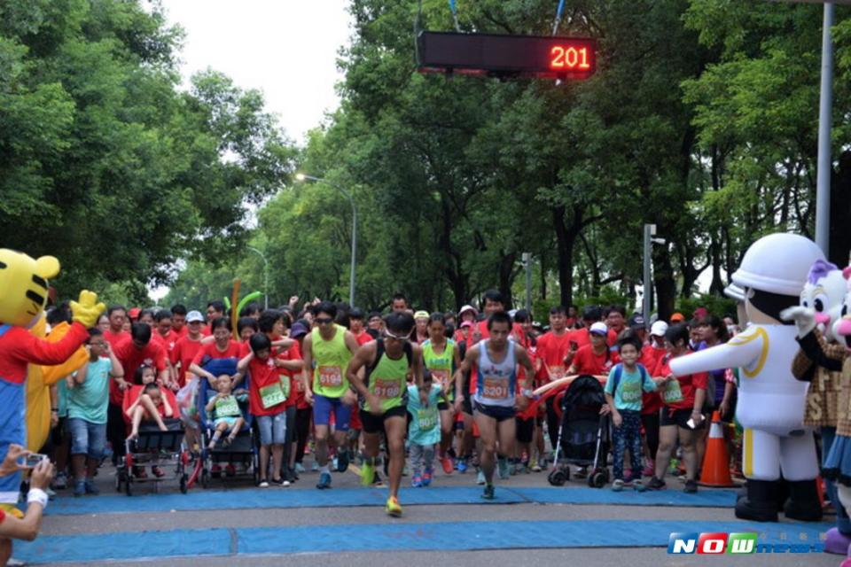 現場民眾陪著慢飛天使們起跑。（圖／記者洪佳伶翻攝 , 2017.08.20）