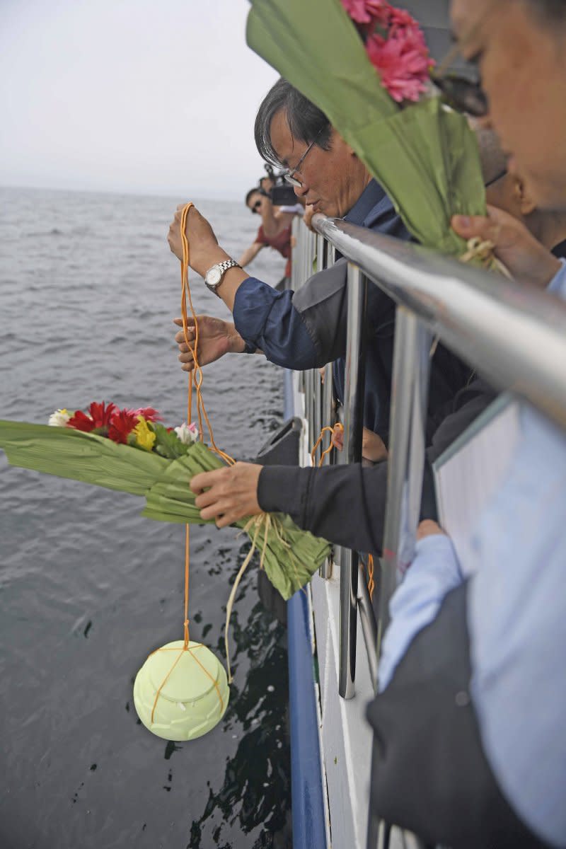 諾貝爾和平獎得主、中國民主人權運動領袖劉曉波的遺體15日清晨火化後，骨灰已於中午撒入大海。（AP）