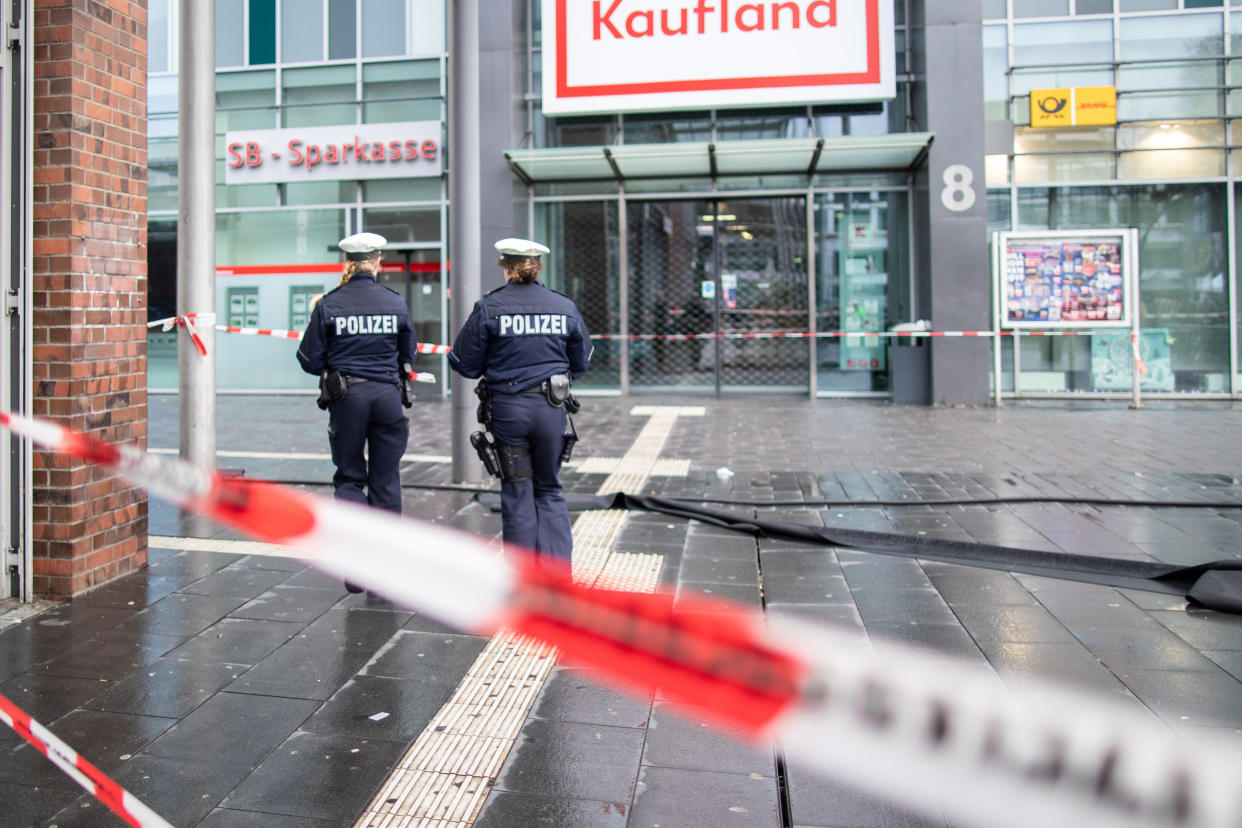 Polizistinnen am abgesperrten Tatort in Bottrop (Bild: dpa)