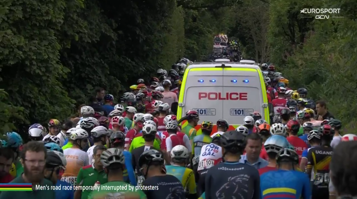 Lors de la course en ligne masculine des Mondiaux de cyclisme sur route de Glasgow, la compétition a été longuement paralysée, conséquence de l’intervention de manifestants.