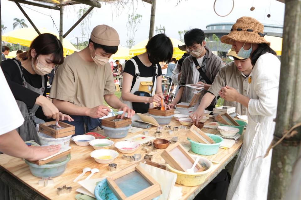 新北市美術館園區開園第三周活動精彩，其中紙孩籽工作坊教大小朋友手作種子紙。　（記者吳瀛洲攝）