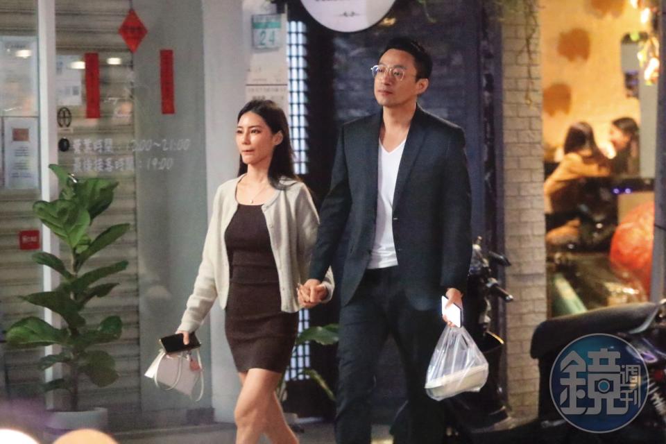 汪小菲（右）跟Mandy（左）愛得高調，在台北時經常被目睹十指緊扣出遊。