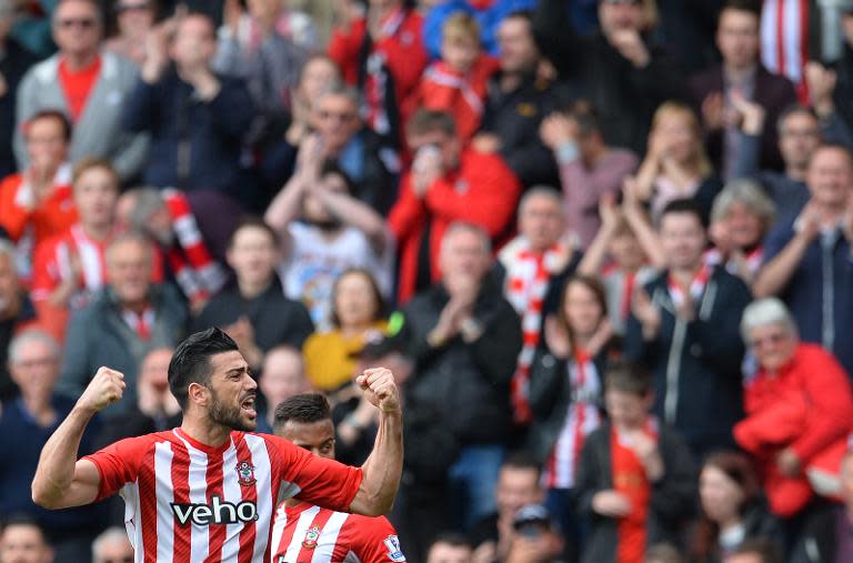 Southampton's Italian striker Graziano Pelle (L) celebrates after scoring during the English Premier League football match between Southampton and Tottenham Hotspur at St Mary's Stadium in Southampton on April 25, 2015