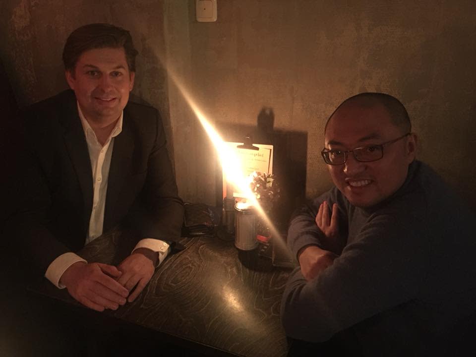 <span>涉嫌為中國進行間諜活動的43歲德國中裔男子Jian G.（音譯郭建，右），曾為德國另類選擇黨議員克拉（Maximilian Krah, 左）的助理。</span><br><span>圖／@ChristianFuchs_</span>