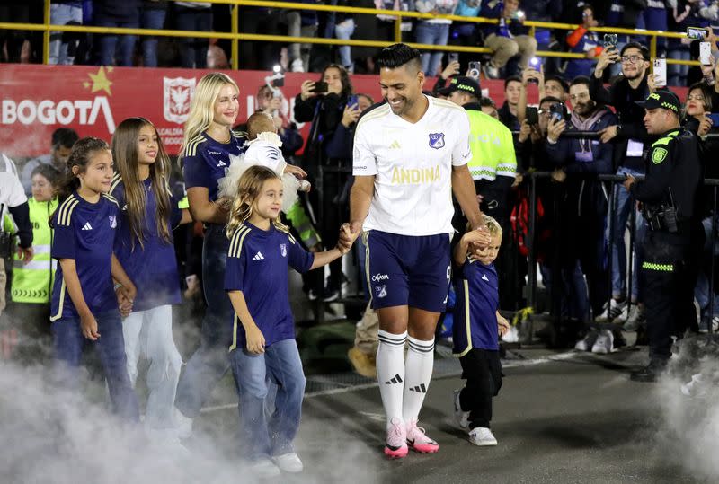 El delantero colombiano Radamel Falcao García, en compañía de su familia, ingresa para su presentación como nuevo jugador de Millonarios al terreno de juego del estadio el Campín de Bogotá