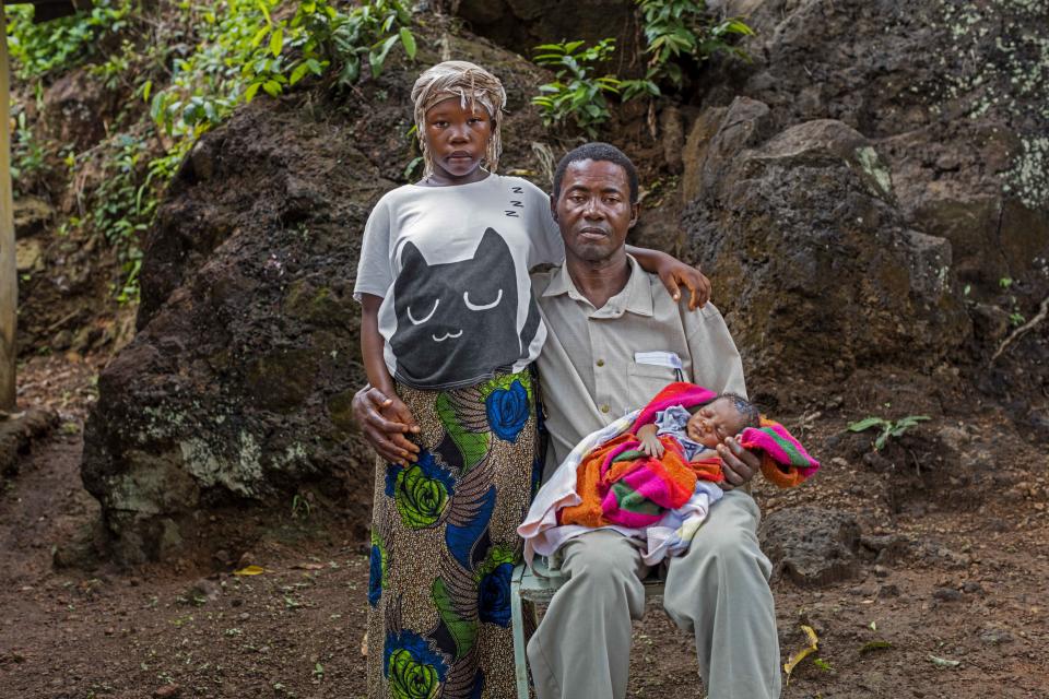 <p>Baby Seibureh, de 17 años, posa con su marido Claude Seibureh, de 48, con el que le obligaron a casarse en Freetown (Sierra Leona). El hombre sujeta en brazos al hijo de la pareja, Joseph. (Foto: Stephanie Sinclair / AP). </p>