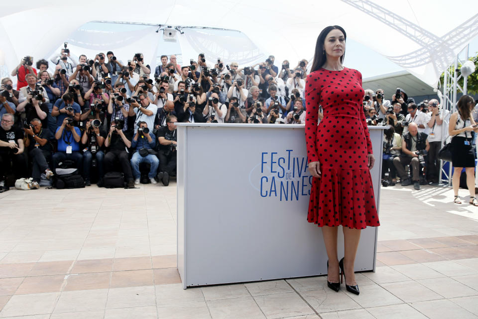 <p>Ese mismo día, concretamente en el <em>photocall</em> de ‘Le Meraviglie’ (2014), lució su famoso vestido de lunares de Dolce & Gabbana. (Foto: Gtres). </p>