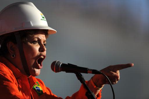 La presidenta de Brasil, Dilma Rousseff, durante un discurso a los trabajadores de la empresa estatal Petrobras, en una refinería en Río de Janeiro, el 11 de septiembre de 2013 (AFP/Archivos | Vanderlei Almeida)