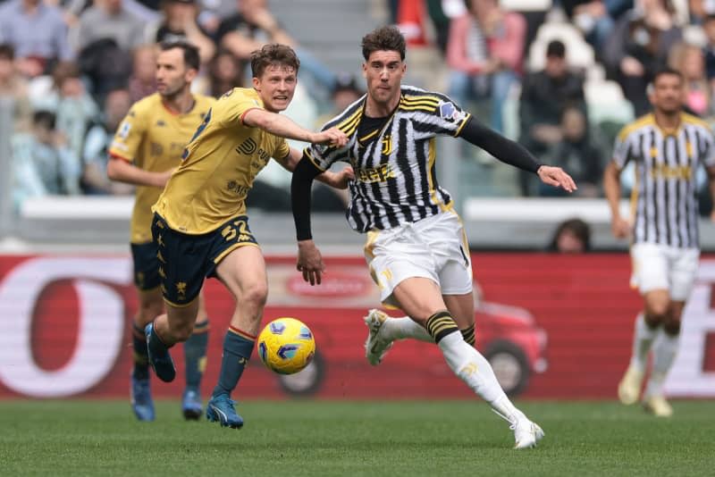 Genoa's Morten Frendrup and Juventus' Dusan Vlahovic battle for the ball during the Italian Serie A soccer match between Frosinone Juventus and Genoa at the Allianz Stadium. Jonathan Moscrop/CSM via ZUMA Press Wire/dpa