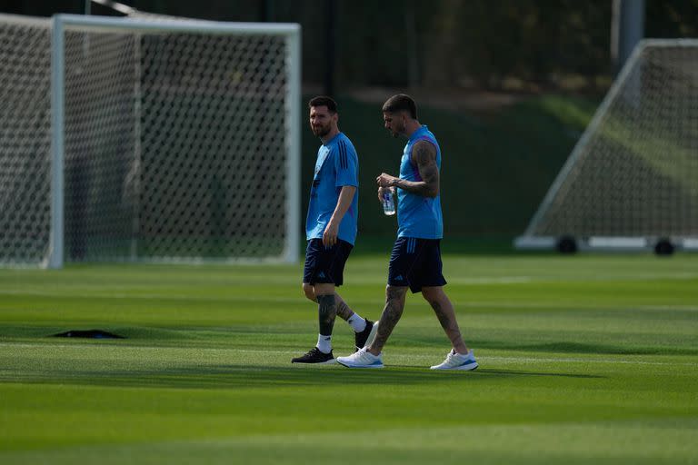 Lionel Messi y Rodrigo De Paul, rompieron con la lógica del día después, cuando sólo aparecen en las prácticas los que no jugaron la noche anterior 