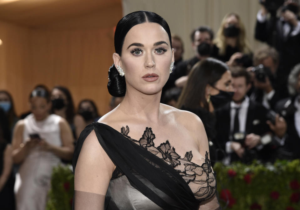 Katy Perry llega a la gala a beneficio del Instituto del Vestido del Museo Metropolitano de Arte para celebrar la inauguración de la exposición "In America: An Anthology of Fashion" el lunes 2 de mayo de 2022 en Nueva York. (Foto Evan Agostini/Invision/AP)