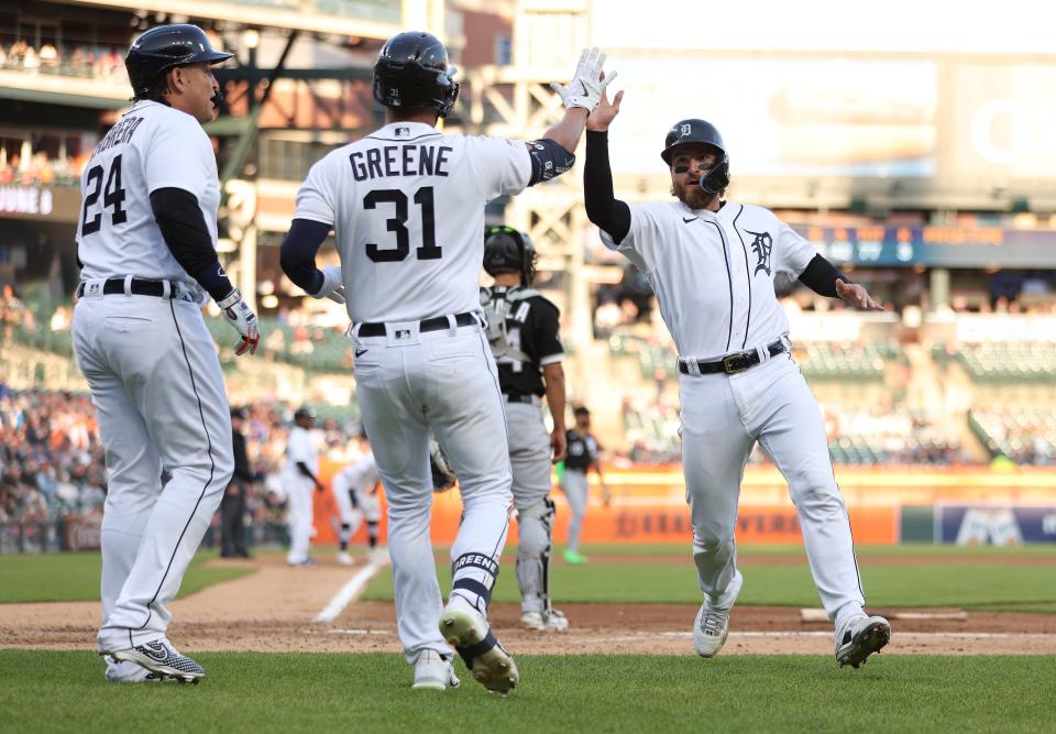 El receptor de los Tigres, Eric Haase, a la derecha, celebra anotar una carrera en la cuarta entrada con Riley Greene y Miguel Cabrera el jueves 25 de mayo de 2023 en el Comerica Park.