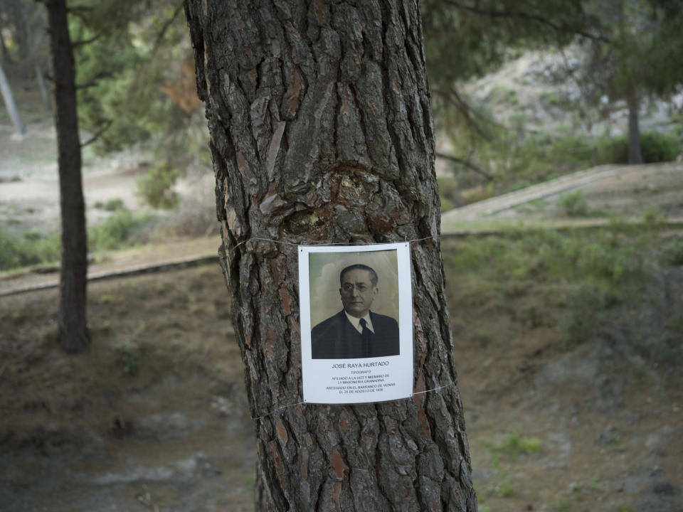 Agustín Gómez Jiménez y su hermana María del Mar Gómez, con un retrato de su abuelo, ejecutado en 1936, en Viznar, España, el 25 de junio de 2023. (Samuel Aranda/The New York Times)