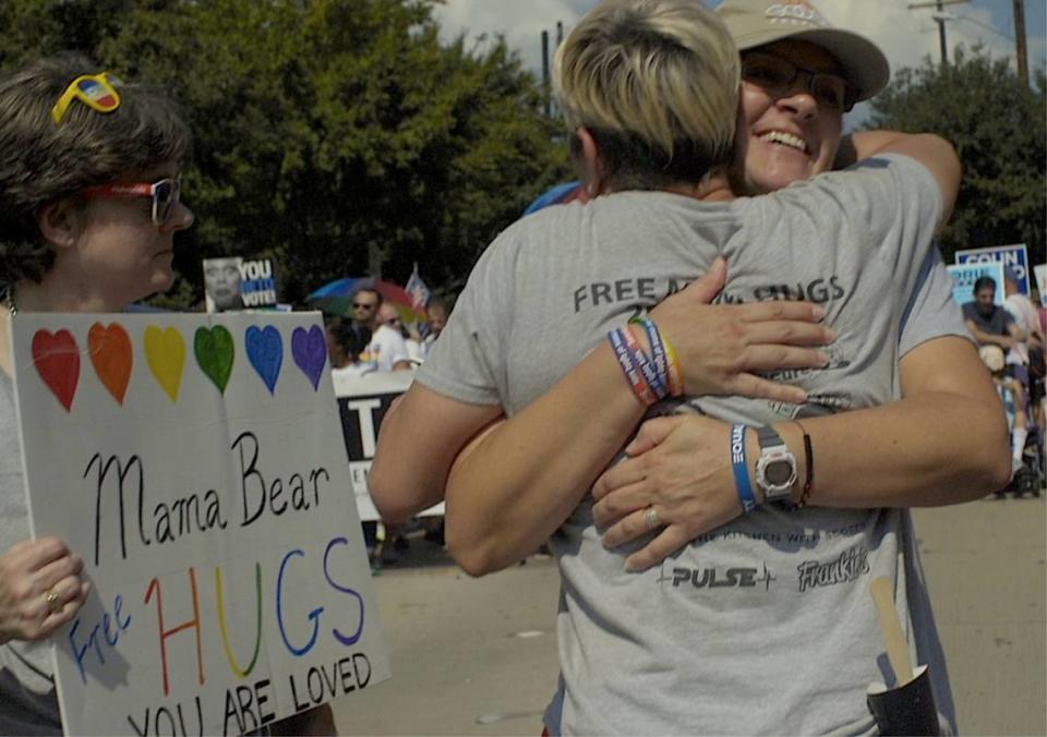 El documental “Mama Bears” retrata a madres luchan ferozmente para hacer que el mundo sea más amable y seguro para todas las personas LGBTQ+.