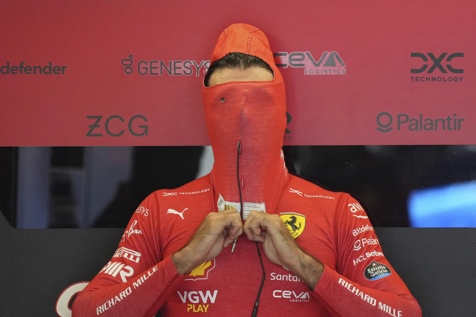 Carlos Sáinz, piloto español de Ferrari, se prepara para la tercera práctica antes del Gran Premio de Japón de F1, en el circuito de Suzuka, en Suzuka, Japón, el 23 de septiembre de 2023. (AP Foto/Toru Hanai)