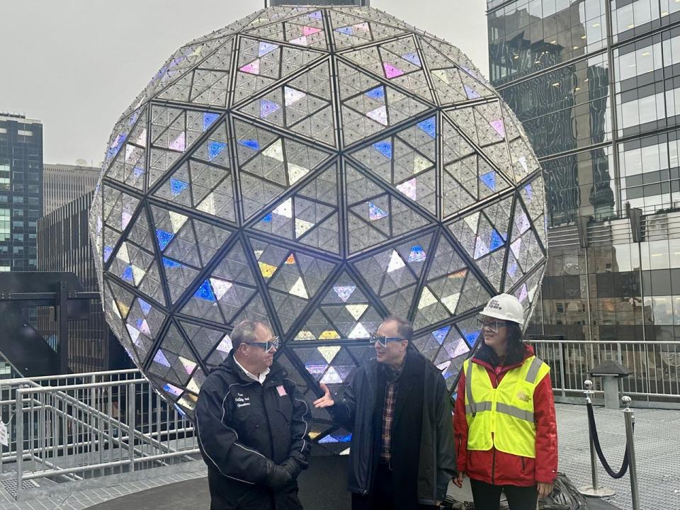 負責此次水晶球安裝和測試的倒數計時娛樂公司總裁施特勞斯(中)、美中友好協會常務副會長李麗(右)與時報廣場聯盟(The Times Square Alliance)主席哈里斯(Tom Harris，左)，共同介紹跨年水晶球。(記者范航瑜／攝影)