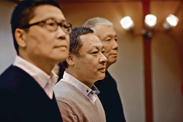 （左起）佔中發起人陳健民、戴耀廷及朱耀明，今午將到中區警署自首。（路透社）