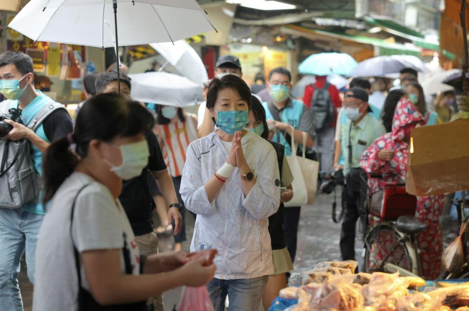 無黨籍台北市長參選人黃珊珊11日到台北市東門傳統市場走訪，向市場攤商與採買民眾爭取支持。（中央社）