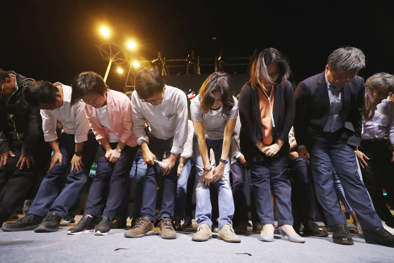 民進黨高雄市長候選人陳其邁（前右4）24日晚間自行宣布敗選後，鞠躬向選民致歉。圖片來源：中央社
