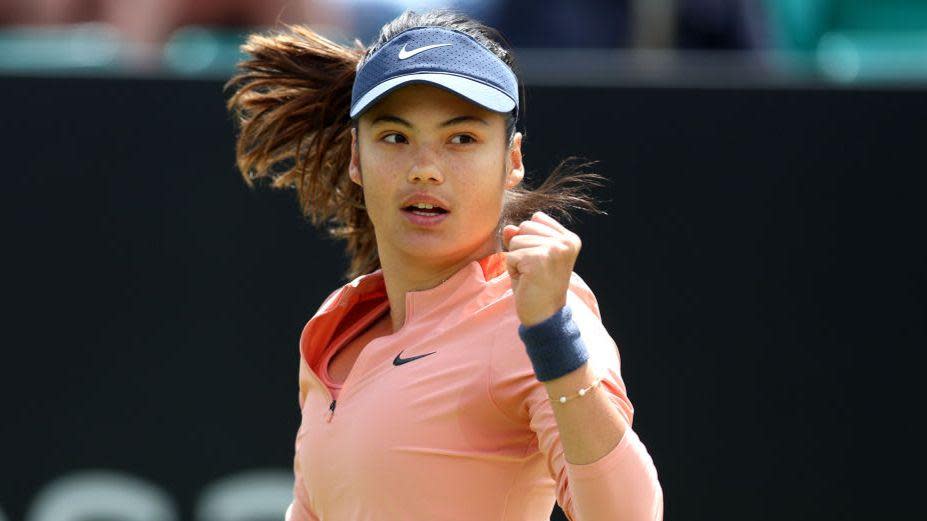 Emma Raducanu clenches her left fist on the tennis court