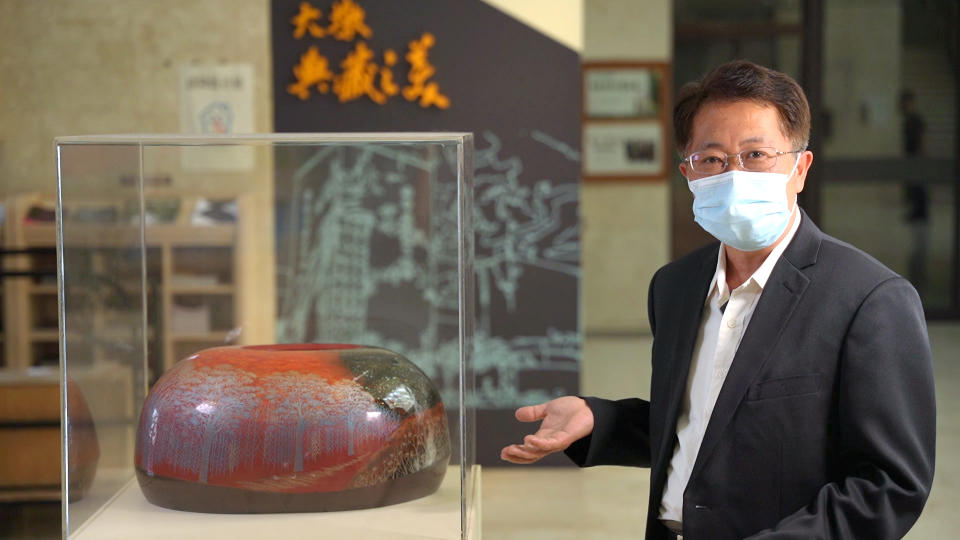 大墩文化中心主任陳文進化身金牌導覽員分享藝術家王麗華的作品清境之情