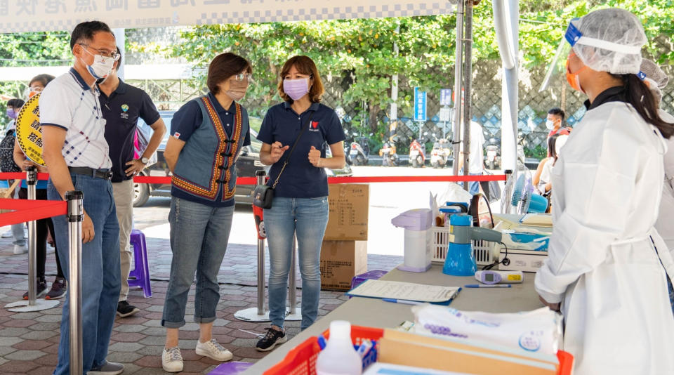 饒慶鈴縣長前往富岡漁港視察快篩狀況，呼籲鄉親及遊客共同落實防疫。