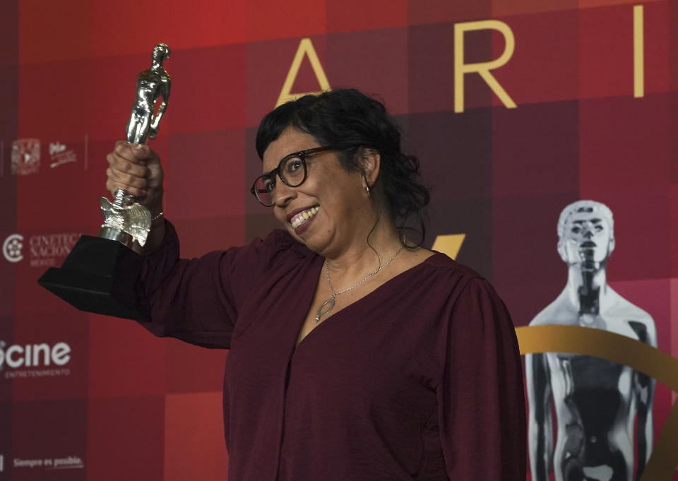 Tatiana Huezo con el premio a mejor película por "Noche de fuego" en la 64a entrega del Premio Ariel del Cine Mexicano en la Ciudad de México el 11 de octubre de 2022. (Foto AP/Marco Ugarte)