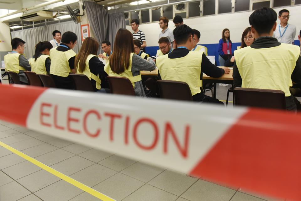 HONG KONG, CHINA - 2019/11/25: Election workers count ballots at a polling station. 
Hong Kong held its district council election under a rare atmosphere of calm and peace after weeks of intense clashes at numerous universities between anti-government protesters and police which continue into its sixth month of demonstrations. (Photo by Miguel Candela/SOPA Images/LightRocket via Getty Images)