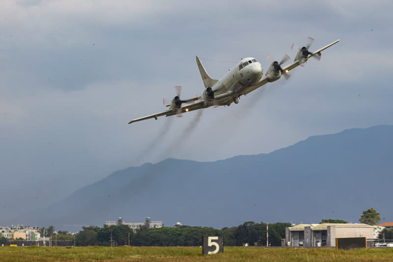 圖為國防部1月舉行「國軍113年春節加強戰備」媒體參訪活動，屏東空軍第六混合聯隊操練P- 3C反潛巡邏機低空衝場。（中央社資料照）