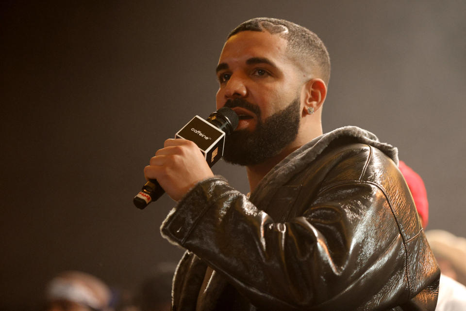 Le rappeur Drake, ici en octobre 2021 à Long Beach, en Californie,a posé devant une énorme collection de soutiens-gorge.