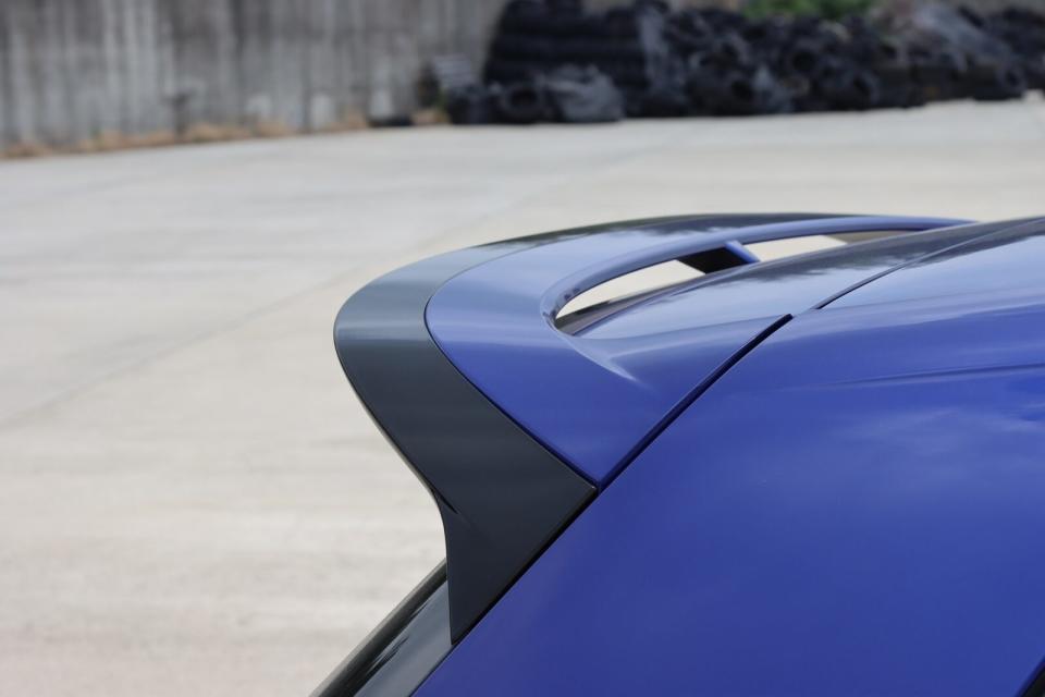 尾門上方的尾翼，則是每部選配飄移/Nurburgring模式的Golf 8R都會配置的原廠選配尾翼。