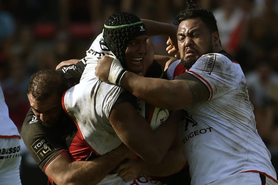 Le flanker toulousain Thierry Dusautoir, au centre, face à Toulon, en septembre 2016. Pascal Pavani/AFP